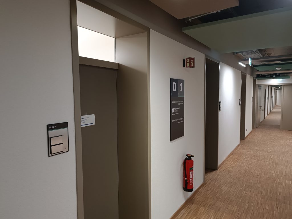 Wayfinding und Sicherheitsbeschilderung im gleichen Schildsystem