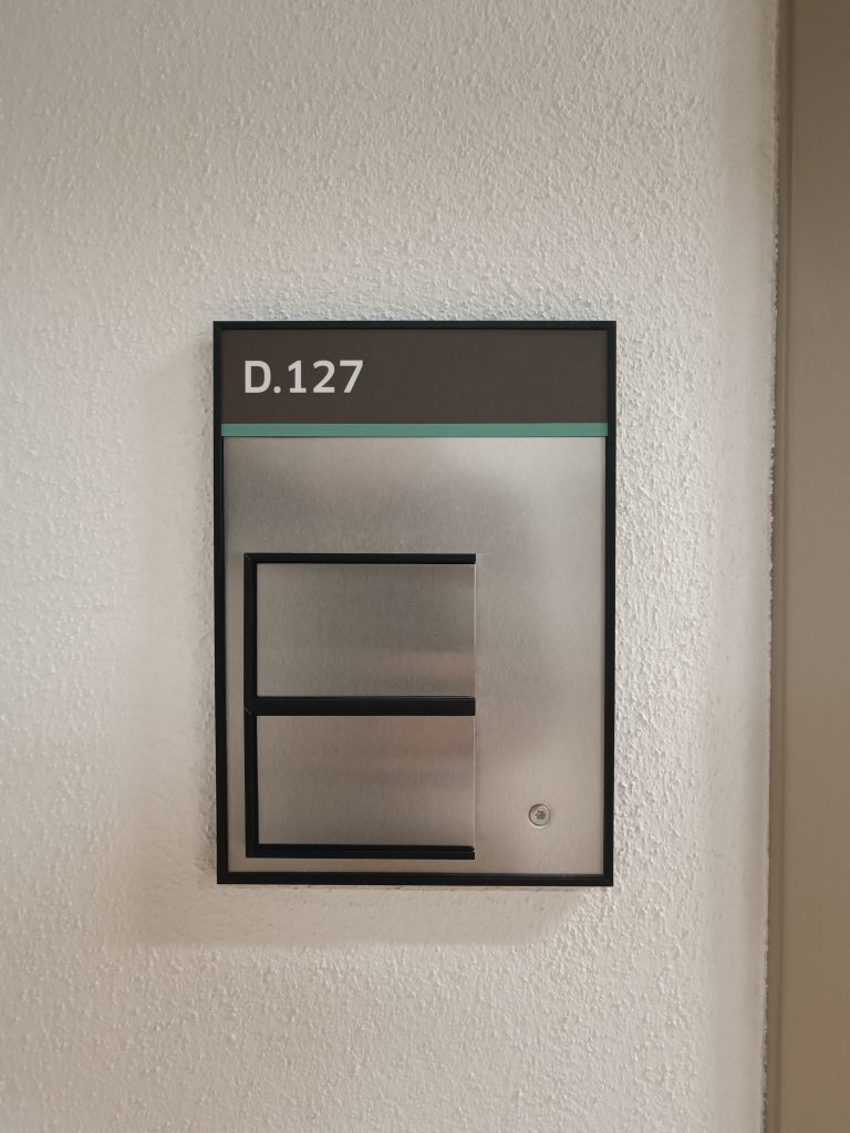 Sonderanfertigung Türschild - Einschübe für personalisierte Namenskarten bei Beratungsräumen